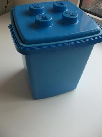 Blauwe LEGO opbergemmer (verkleurd) beschikbaar voor biedingen
