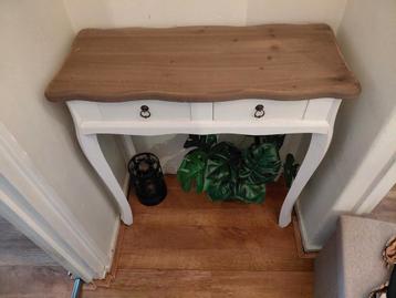 Tafeltje, hal tafeltje beschikbaar voor biedingen