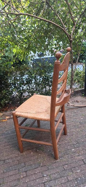 Antieke stoel beschikbaar voor biedingen