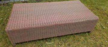 Wicker Loungetafel / hocker 62Bx31Hx123L, zgan! beschikbaar voor biedingen