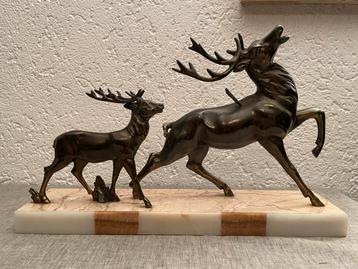 Art Deco herten sculptuur op marmeren voet beschikbaar voor biedingen