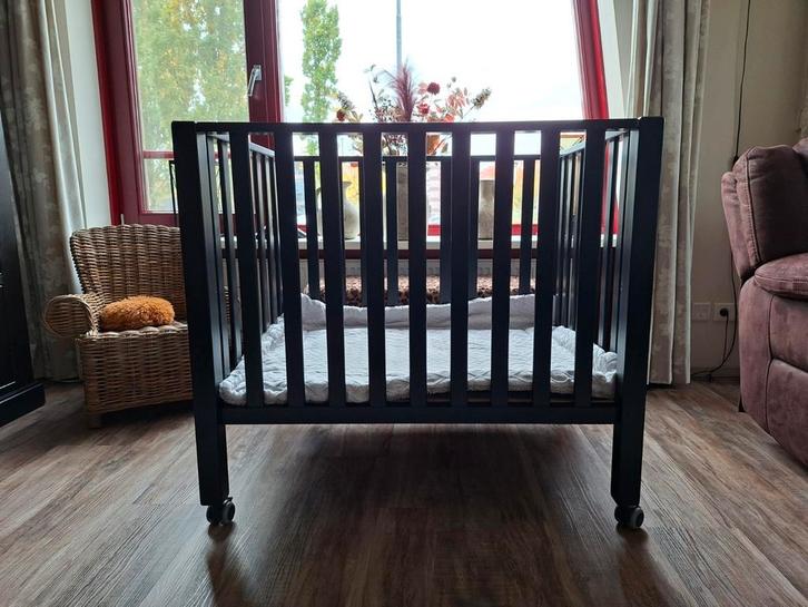 Zwarte box met boxkleed en wieltjes, Kinderen en Baby's, Boxen, Gebruikt, Rechthoekig, Boxkleed, Wieltjes, Ophalen