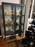 Mooie vitrinekast met glazen deuren, Ophalen, 50 tot 100 cm, Zo goed als nieuw, Metaal