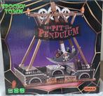 Lemax Spooky Town The Pitt and the Pendulum, Diversen, Kerst, Ophalen of Verzenden, Zo goed als nieuw