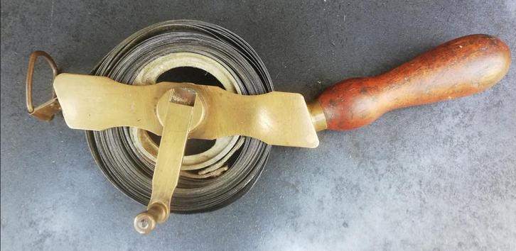 Meetlint. Metaal. 10 mtr. Vintage/oud. Messing huis., Antiek en Kunst, Antiek | Gereedschap en Instrumenten, Ophalen