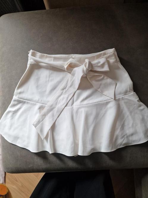 Wit broekrokje met strikceintuur, Kleding | Dames, Rokken, Zo goed als nieuw, Wit, Boven de knie, Ophalen of Verzenden