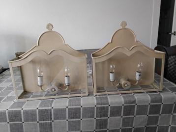 2 Prachtige metalen hand made wandlampen met gegraveerd glas beschikbaar voor biedingen