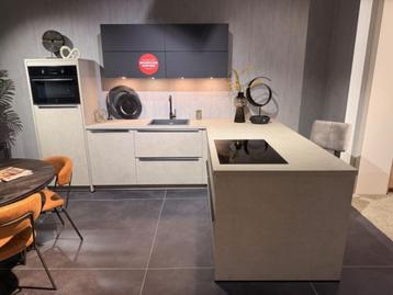 Showroomkeuken Koch Kiezelgrijs / Franchetti Zwart € 4.990,- beschikbaar voor biedingen