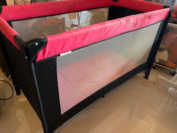 Roze campingbedje beschikbaar voor biedingen