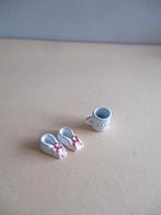 poppenhuis metalen baby schoentjes en bekertje, Ophalen of Verzenden, Gebruikt, Decoratie