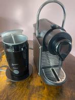Nespresso machine + Melkopschuimer, Witgoed en Apparatuur, Koffiezetapparaten, Ophalen, Zo goed als nieuw, Koffiemachine