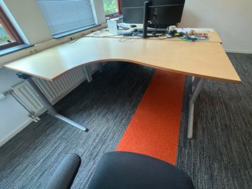 4 ruime hoekbureaus – in hoogte verstelbaar beschikbaar voor biedingen