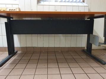 Mooie Bureau tafel beschikbaar voor biedingen