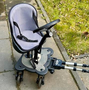 Meerijdplankje aan een kinderwagen, met zitje en stuur. beschikbaar voor biedingen