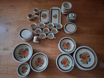 Retro  servies jaren 70 beschikbaar voor biedingen