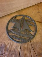 Gietijzeren Onderzetter met Boot, Ophalen of Verzenden, Gebruikt, Grijs, Metaal