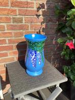 Handbeschilderde mooie vaas met blauwe bloemen erop, Ophalen, Blauw, Aardewerk of Porselein, Minder dan 50 cm