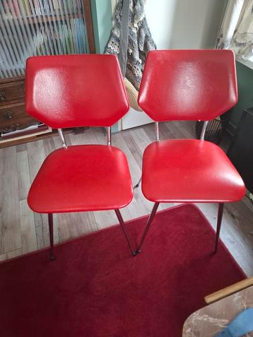 2 Vintage eetstoelen beschikbaar voor biedingen