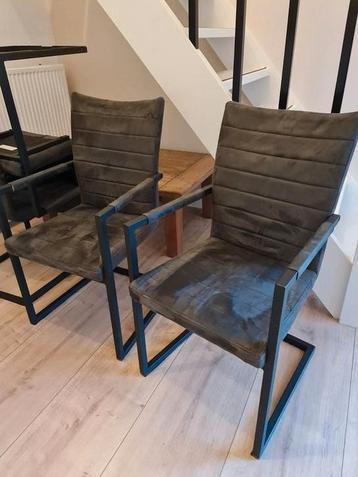 Zes eetkamer stoelen beschikbaar voor biedingen