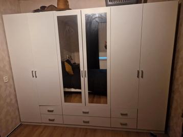 Witte kledingkast
