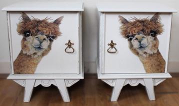 2 Witte nachtkastjes “Alpaca”, kastjes, brocante, plankje beschikbaar voor biedingen