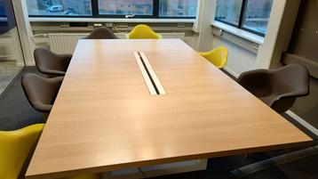 Overleg-/vergadertafel licht eiken, metalen frame, kabelgoot beschikbaar voor biedingen