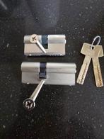 2 gelijksluitende cilindersloten 3* SKG, Ophalen, Rvs, Slot