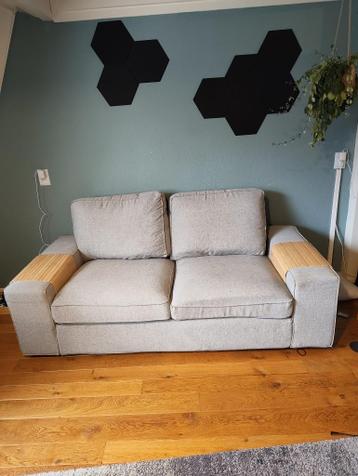 KIVIK 2-zitsbank - grijs + gratis Blad voor armleuning - afbeelding 1