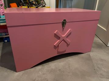 Roze speelgoedkist  beschikbaar voor biedingen