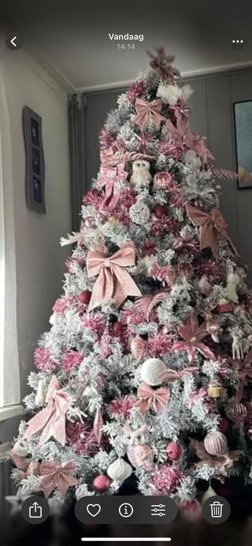 Kerst boom met versiering en kerst mannen 2 keer kijk foto.s beschikbaar voor biedingen