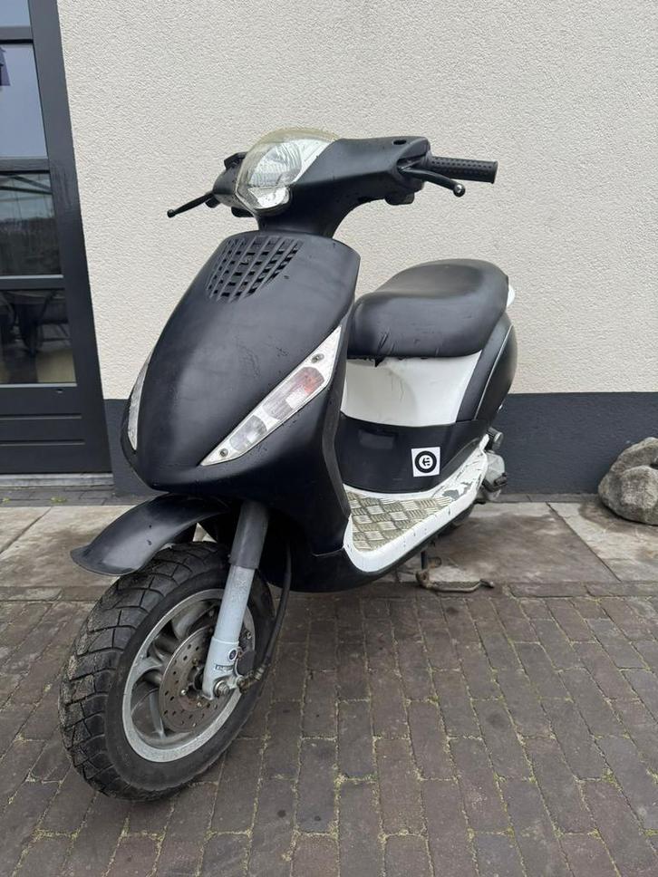Piaggio zip 2t 50cc opknapper Brom start en rijd, Fietsen en Brommers, Scooters | Peugeot, Zo goed als nieuw, Overige modellen