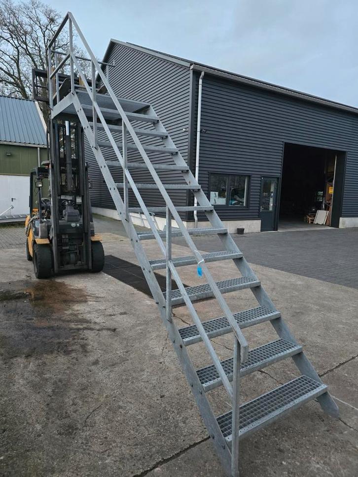 Stalen trap met bordes gegalv. Hoog 2,85 mtr. Nob194, Doe-het-zelf en Verbouw, Ladders en Trappen, Zo goed als nieuw, 2 tot 4 meter