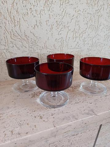 4 donkerrode vintage dessert glazen,  beschikbaar voor biedingen