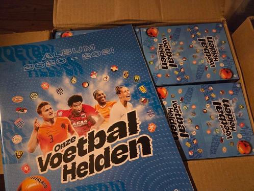Case voetbalplaatjes + albums like panini topps, Verzamelen, Sportartikelen en Voetbal, Nieuw, Poster, Plaatje of Sticker, Overige binnenlandse clubs