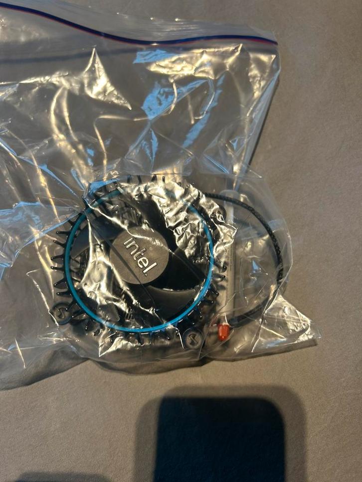 Intel stock cooler+thermal paste, Computers en Software, Computerkoelers, Gebruikt, Luchtkoeling, Ophalen of Verzenden