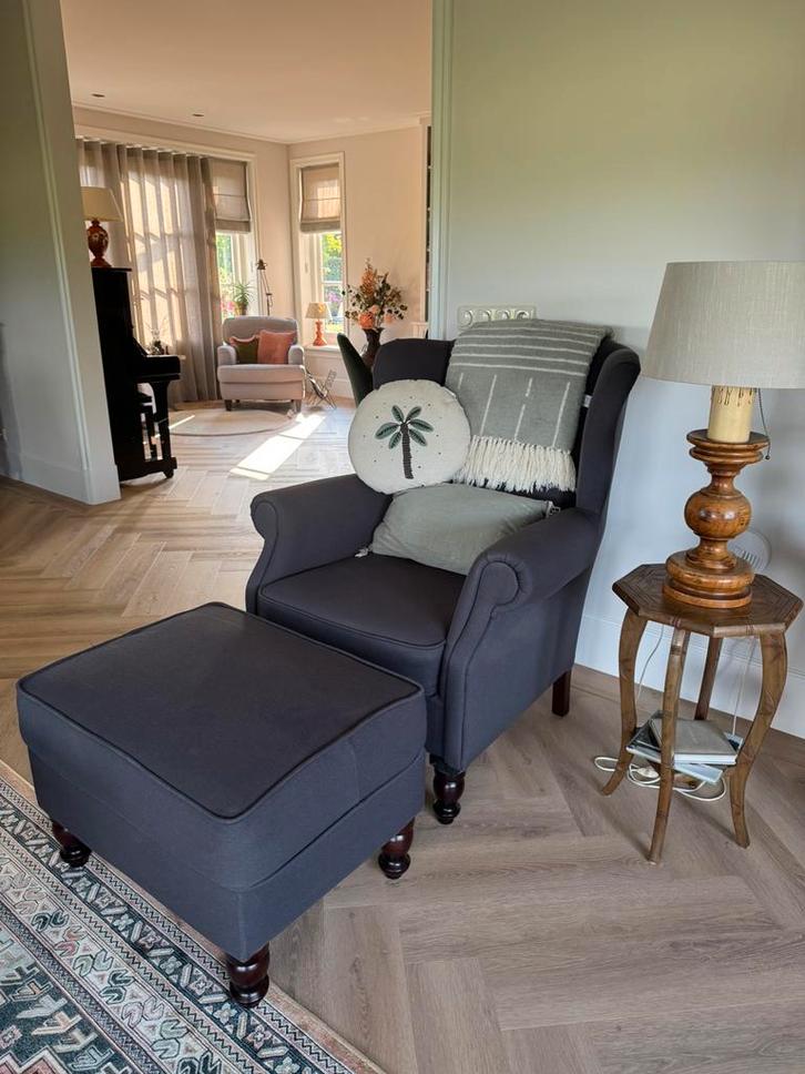 Prachtige landelijke oor fauteuil met hocker, Huis en Inrichting, Banken | Sofa's en Chaises Longues, Zo goed als nieuw, Eenpersoons