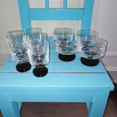 Likeurglaasjes helder met bruin voetje 2 maten 9 stuks, Huis en Inrichting, Keuken | Servies, Gebruikt, Glas of Glazen, Overige stijlen