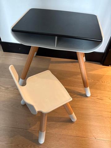 Kindertafel met stoel beschikbaar voor biedingen