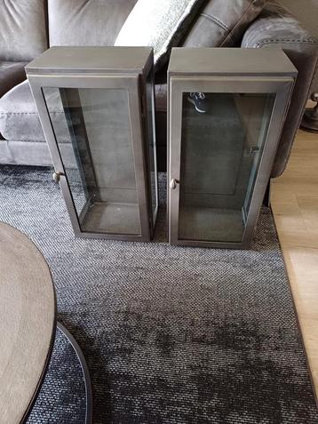 2 Be Pure Vitrinekastjes beschikbaar voor biedingen