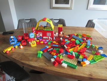 Duplo huis met grote rode plaat en dieren poppetjes enz. beschikbaar voor biedingen