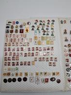 Boek vol verschillende voetbal speldjes., Verzamelen, Ophalen of Verzenden, Gebruikt, Sport, Speldje of Pin