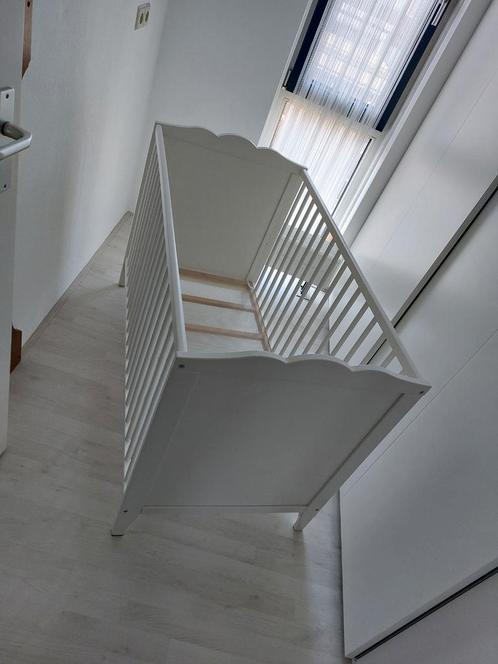 Babybed / Kinderbedje met matras + veel accessoires, Kinderen en Baby's, Kinderkamer | Bedden, Zo goed als nieuw, Minder dan 140 cm