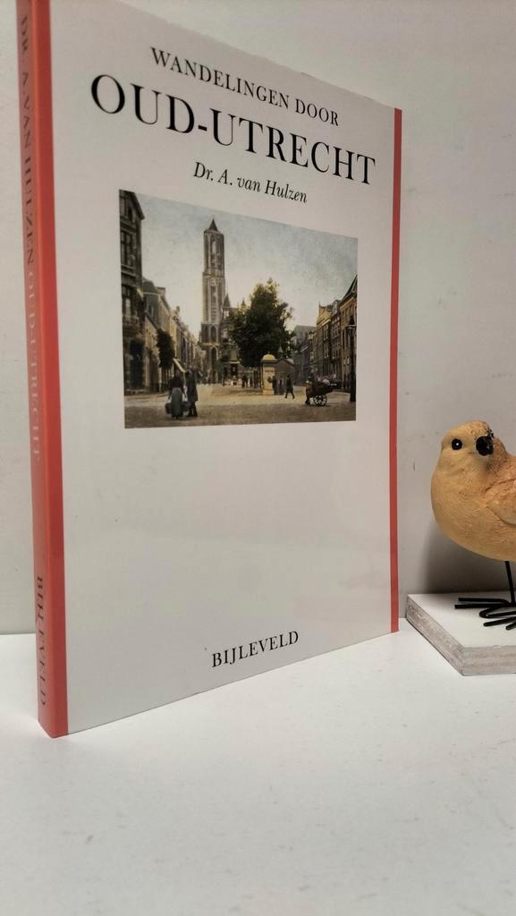 Hulzen, Dr. A. van; Wandelingen door Oud-Utrecht, Boeken, Geschiedenis | Stad en Regio, Gelezen, Ophalen of Verzenden