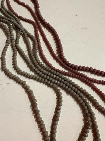 8 strengen facet kralen in grijs en mauve kleur beschikbaar voor biedingen