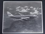 Foto van een vliegende KLM Boeing 747 (F947), Gebruikt, Ophalen of Verzenden, Kaart, Foto of Prent