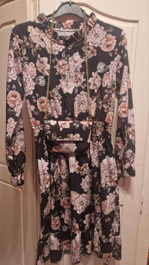 Zwarte bloemenjurk met bijpassend tasje, Kinderen en Baby's, Kinderkleding | Maat 158, Zo goed als nieuw, Meisje, Jurk of Rok