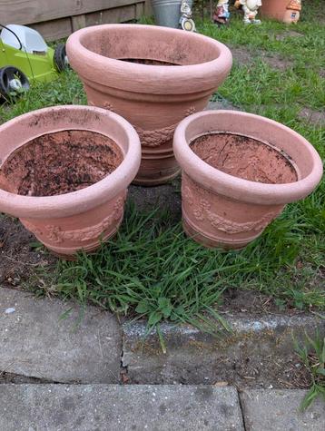 3 ronde plastic potten 2 maten beschikbaar voor biedingen