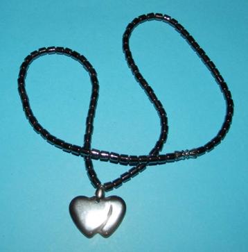 Hematiet collier met dubbele hart hanger beschikbaar voor biedingen