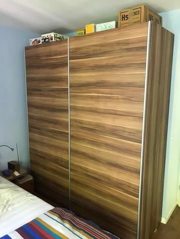 Schuifdeurkast groot formaat : br: 194 cm hg: 221 cm diep:63 beschikbaar voor biedingen
