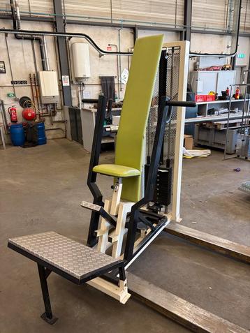 Krachtstation - Borstspieren beschikbaar voor biedingen